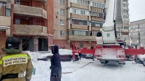 Из-за пожара в магнитогорской многоэтажке эвакуированы более 100 человек