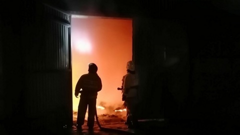 В Липецкой области ночью горел склад с зерном