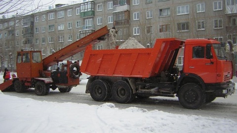 Омские дорожники устраняют наледь и колейность на магистралях
