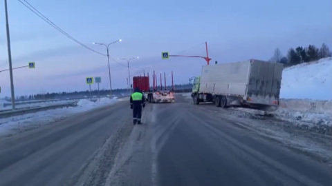 Под Братском автоинспекторы помогли водителю вытянуть фуру из сугроба