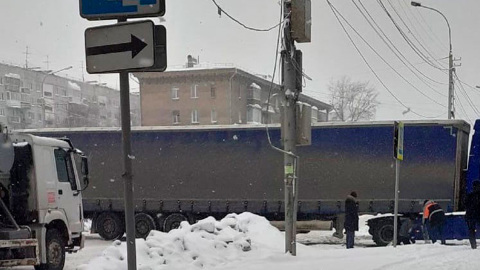 Фура перекрыла движение по Большевистской в сторону центра Новосибирска