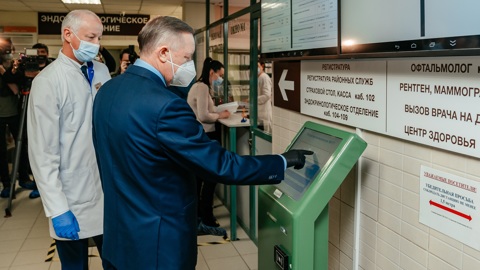 Полет нормальный: Беглов привился от коронавируса