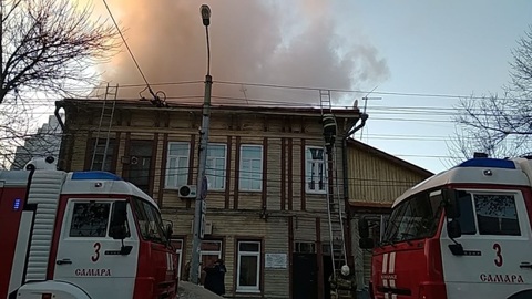 В историческом центре Самары загорелся двухэтажный дом