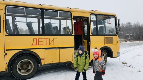 Полсотни новосибирских детей не добрались до школы из-за сломанного автобуса