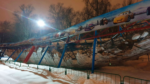 В Вологде под тяжестью снега обрушилась крыша аттракциона "Автодром"