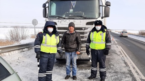 Омские полицейские спасли замерзающего на трассе дальнобойщика