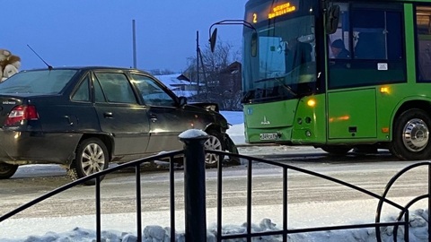 В Салехарде легковушка столкнулась с пассажирским автобусом