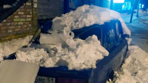 Глыбы льда упали на автомобиль в Оленегорске