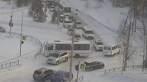 В Ноябрьске пассажирский автобус не поделил дорогу с внедорожником