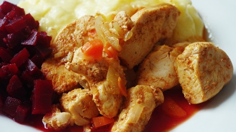 В Липецкой области детсадовцам готовили просроченную курицу