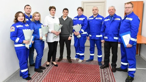 На Ямале наградили медиков за успешно принятые роды в тундре