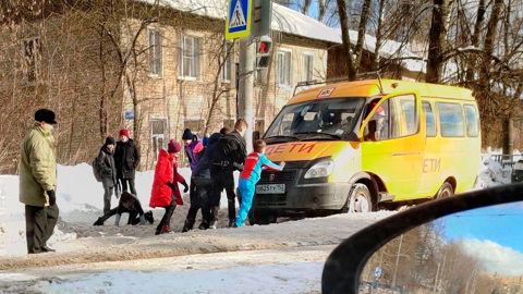 Нижегородские дети выталкивали школьный автобус из сугроба