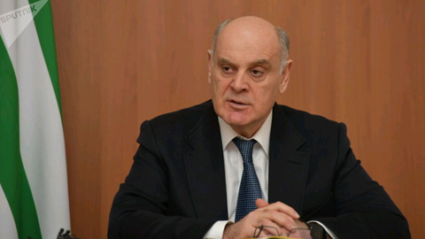 Президент Абхазии вернулся на родину после медобследования в России