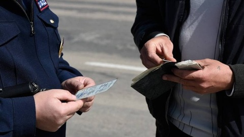 В Салехарде пьяного водителя, дважды пытавшегося дать взятку, осудили