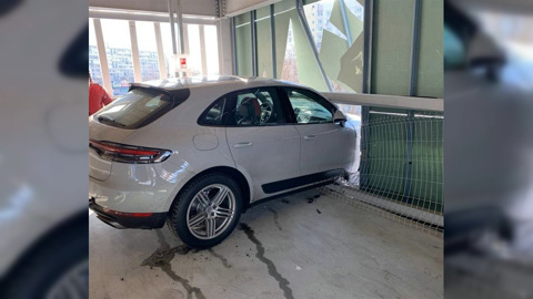 Водитель Porsche пробил стену паркинга на третьем этаже