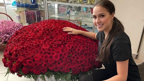 Загитова получила в подарок букет из 1001-й розы
