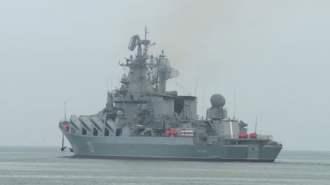 Ракетный крейсер "Москва" отрабатывает ведение боя в Черном море