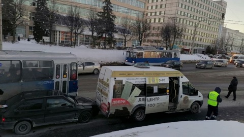 В Чебоксарах ищут угонщика пассажирского автобуса