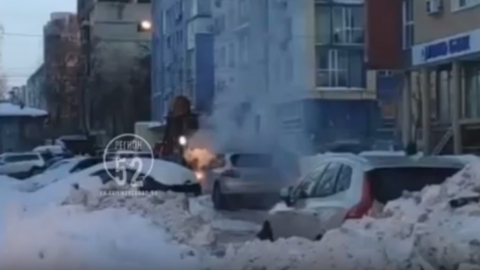 На помощь горящему "Порше" в центре Нижнего Новгорода пришел трактор