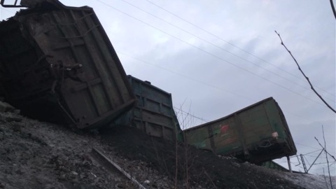 На Урале с рельсов сошли вагоны с лесом