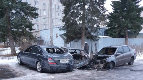 Ночью в Твери сгорели три автомобиля