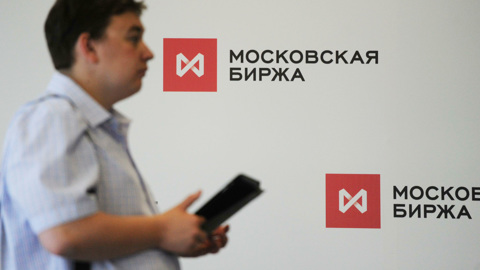 Индекс Мосбиржи обвалился, нефть, евро и доллар подорожали