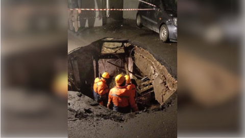 В московском дворе из-за провалившегося асфальта образовалась опасная яма