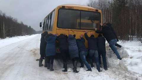 В Вологодской области пассажиры вручную вытащили автобус из дорожной ямы
