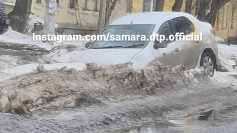 В Самаре автомобиль провалился под асфальт