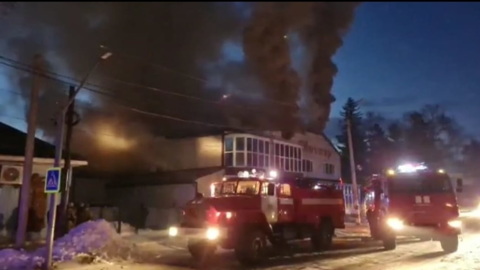 В городе Зея тушат магазин стройматериалов