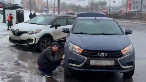 В Ярославле восемь машин пробили колеса у торгового центра