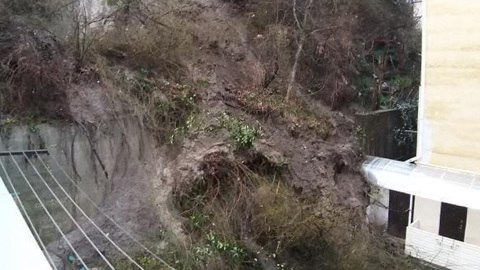 В Сочи на жилой дом сошел оползень