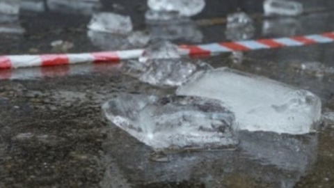 В Самарской области наледь с крыши травмировала женщину