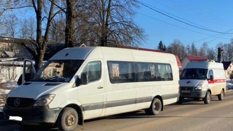 Пять пассажиров маршрутки пострадали в ДТП с иномаркой в Людиново