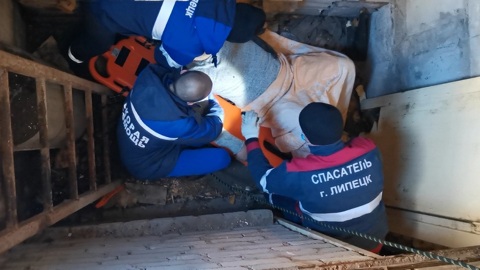 Липецкие спасатели вытащили упавшего в смотровую яму гаража