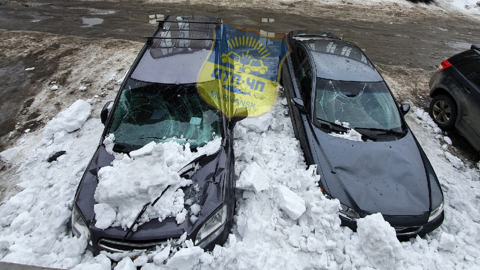 На припаркованные автомобили сошел снег в Мурманске
