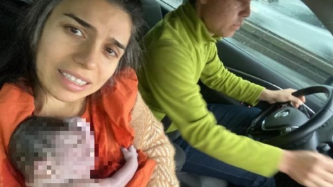 Женщина родила сына в пробке под проливом Босфор