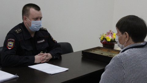 Самарский полицейский спас пенсионерку, застрявшую в диване