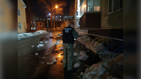 В Вологде на коляску с 8-месячной девочкой упала ледяная глыба