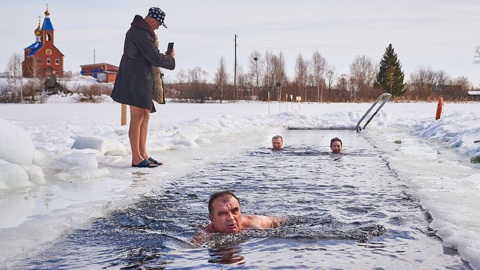Сутки в ледяной воде: уральские моржи провели необычное соревнование