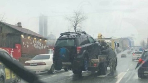 Во Владивостоке эвакуированный автомобиль слетел с кузова эвакуатора