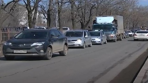 Разрушение и обвал на мосту в Артеме: водители ищут пути объезда