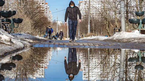 Москва принимает первый весенний душ