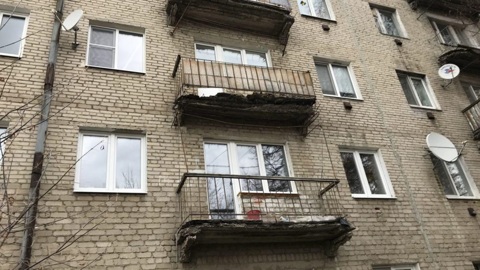 Обрушившийся с сокольской пятиэтажки балкон едва не упал на людей