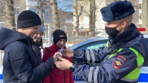 Новомосковские школьники стали на время сотрудниками ГИБДД