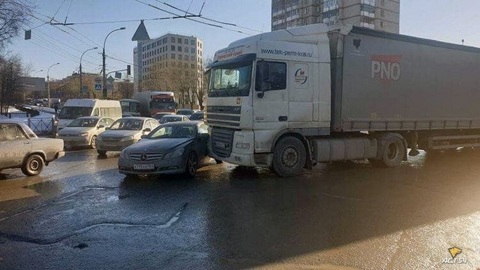 Три ДТП с фурами произошло на Площади Труда в Новосибирске