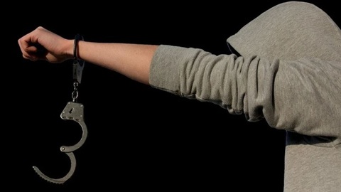 18-летняя девушка раскладывала "соль" по Караваеву