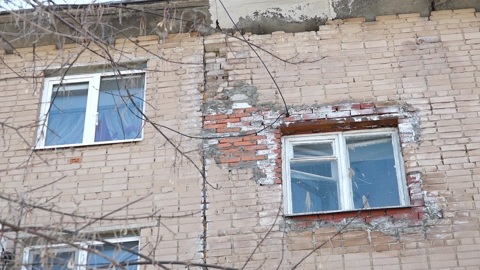 В Гае посыпался жилой дом: жители обратились в прокуратуру
