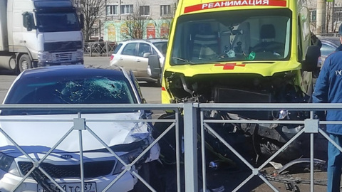 Легковушка протаранила скорую, пришлось вызвать еще две