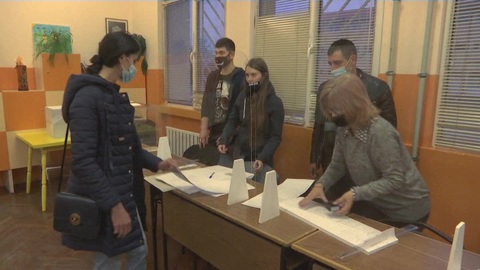 Решила переголосовать: женщина съела квитанцию на выборах в Болгарии